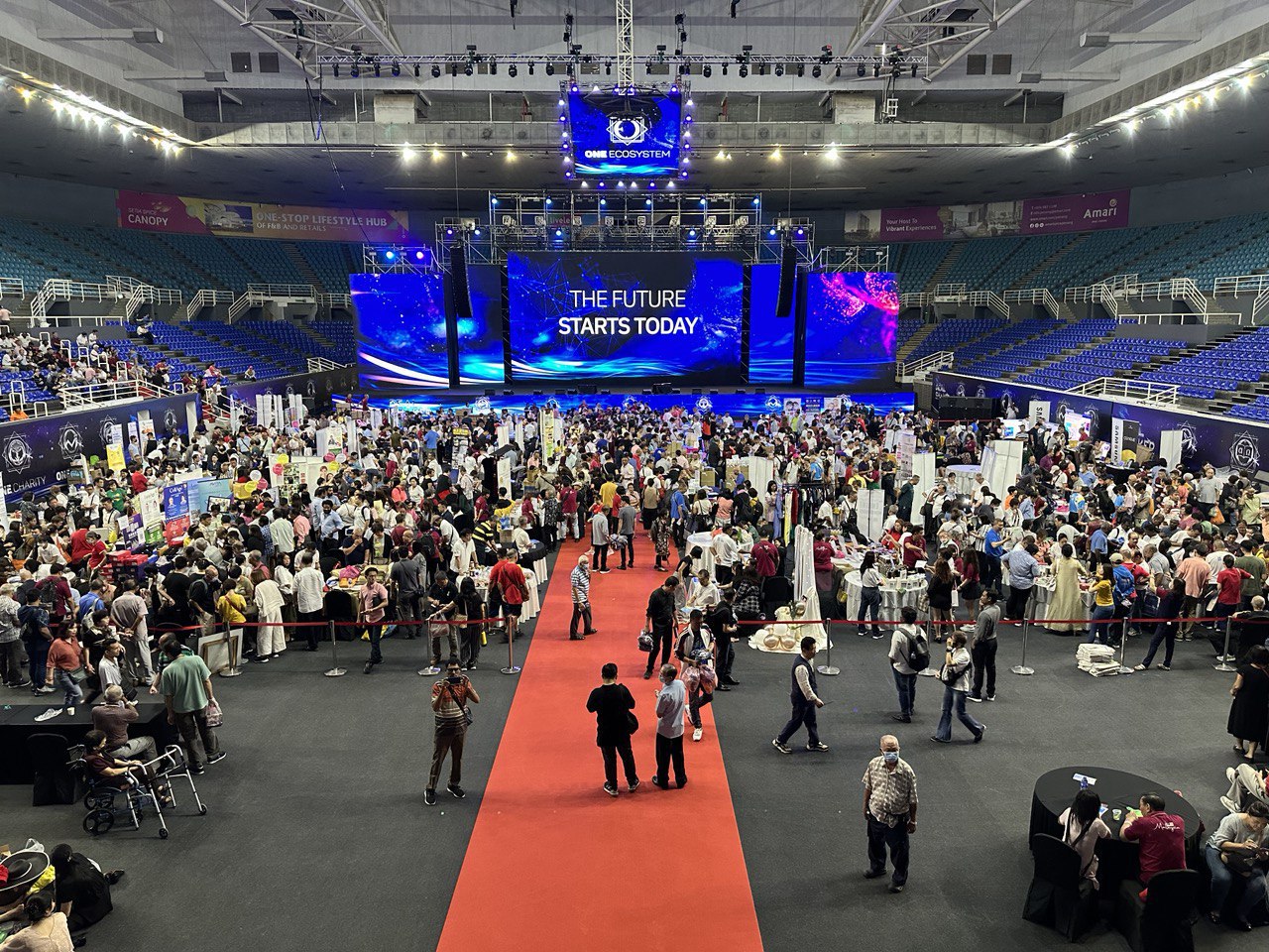 Import resale Cross-border EC A large number of people have gathered in the arena of the technology event, and the words "The future begins today" are displayed on the center stage.